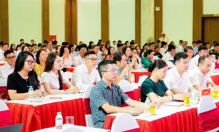 Hơn 300 đại biểu là cán bộ, cộng tác viên dư luận xã hội trong cả nước tham gia hội nghị.