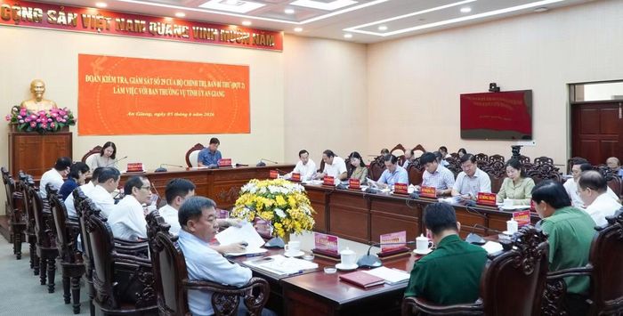 Quang cảnh buổi làm việc.