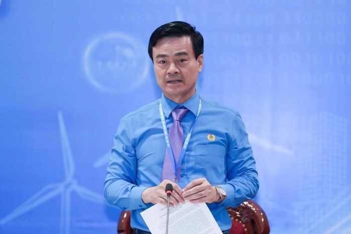 Ông Lê Văn Nghĩa, Phó Chủ tịch Tổng Liên đoàn Lao động Việt Nam khóa XIV thông tin tại buổi họp báo. Ảnh Như Ý