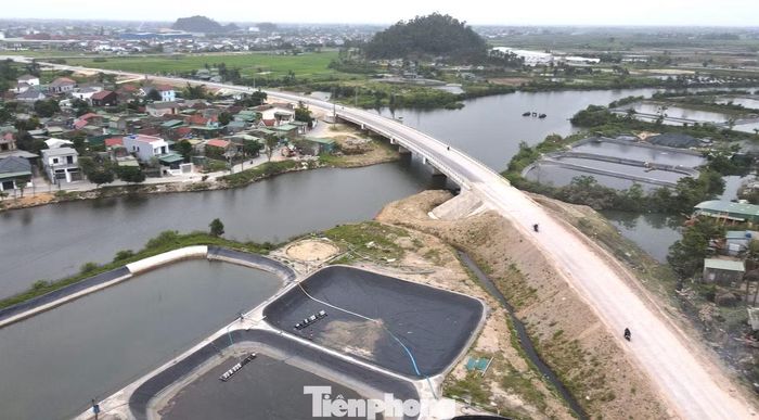 Hiện đơn vị thi công đã cấm các phương tiện qua lại để tập trung thi công, hoàn thiện mặt đường.