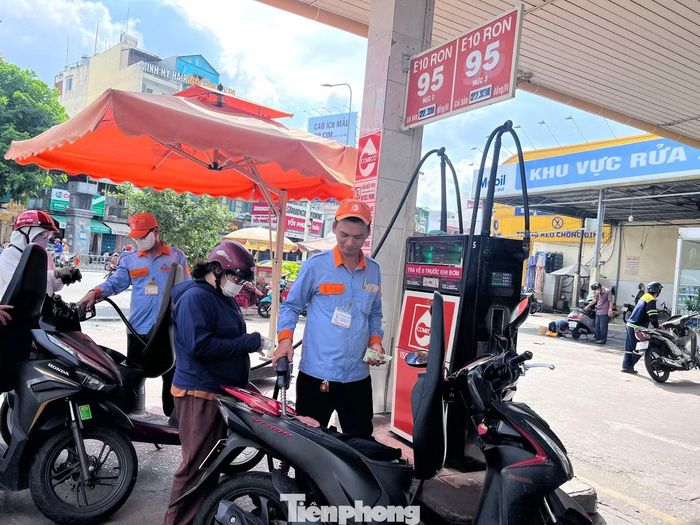 Người dân dần thích nghi với xăng E10, tuy nhiên nhu cầu sử dụng xăng E5 vẫn còn khá lớn