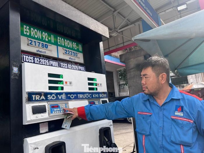 Trên đường Nguyễn Đình Chiểu chỉ có một cây bán xăng E5