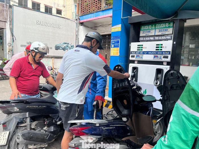 Tuy nhiên tại TPHCM hiện không có nhiều cây xăng có E5, vì vậy người dân khá chật vật khi phải đi quãng đường xa để tìm mua