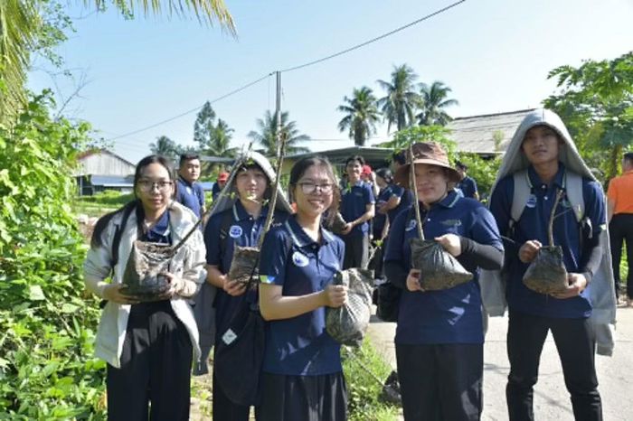 Sinh viên Đại học Trà Vinh tham gia trồng bần chống sạt lở bờ sông.