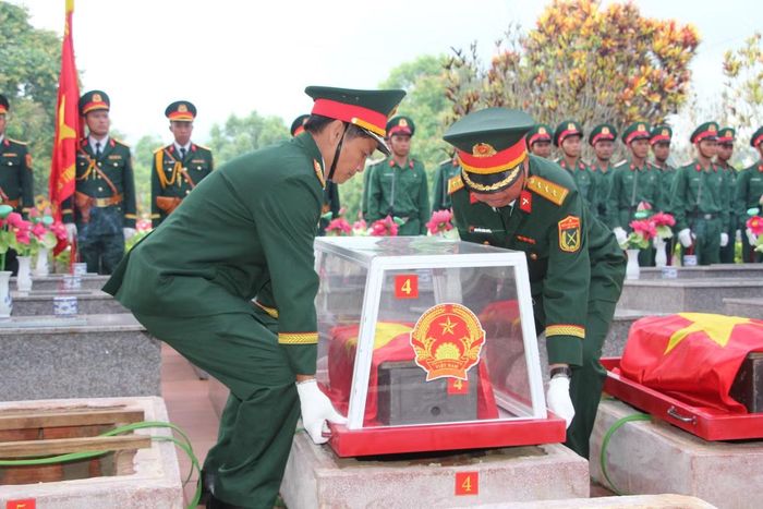 Nghi thức tiễn đưa hài cốt các Anh hùng liệt sĩ về nơi an nghỉ cuối cùng.