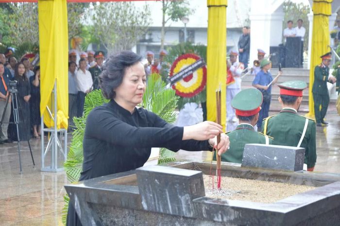 Phó Thủ tướng Phạm Thị Thanh Trà dâng hương tại Nghĩa trang liệt sĩ Ngọc Hồi.