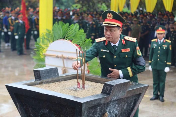 Thượng tướng Nguyễn Trường Thắng - Thứ trưởng Bộ Quốc phòng, dâng hương tại Nghĩa trang liệt sĩ Ngọc Hồi.