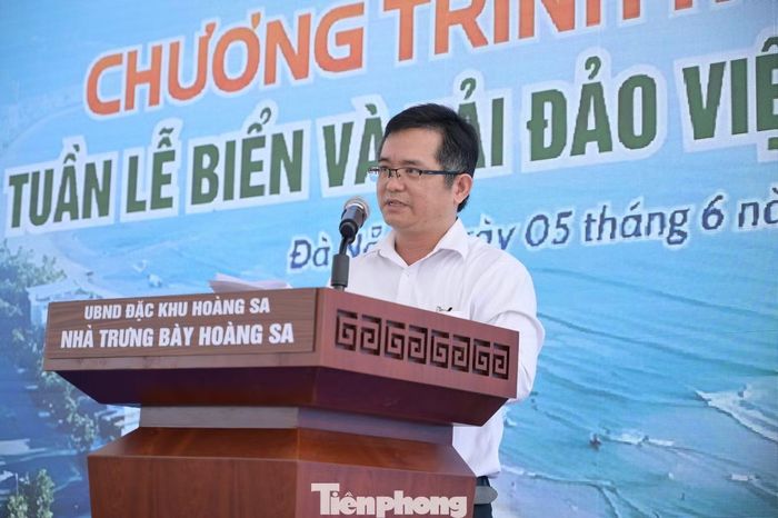 Phát biểu tại chương trình, ông Lê Tiến Công - Chánh Văn phòng UBND đặc khu Hoàng Sa, Giám đốc Nhà Trưng bày Hoàng Sa cho biết đây là hoạt động có ý nghĩa thiết thực nhằm giáo dục tình yêu biển đảo, nâng cao nhận thức và trách nhiệm của người dân, đặc biệt là thế hệ trẻ, đối với nhiệm vụ bảo vệ chủ quyền biển đảo thiêng liêng của Tổ quốc. Chuỗi hoạt động năm nay tạo không gian kết nối giữa lịch sử và hiện tại, giữa người lính, ngư dân với thế hệ trẻ. Từ hiểu biết sẽ hình thành tình cảm, từ tình cảm hun đúc trách nhiệm và chuyển hóa thành những hành động cụ thể vì biển, đảo quê hương.