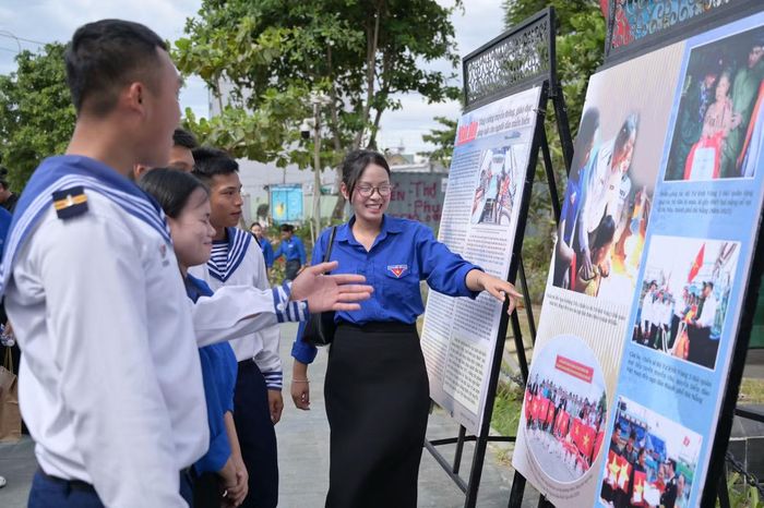 Bạn Nguyễn Đỗ Bảo Trâm, đại diện Đoàn Thanh niên phường Sơn Trà cho biết những câu chuyện về Hoàng Sa, người lính hải quân và ngư dân bám biển đã giúp các bạn trẻ hiểu sâu sắc hơn về giá trị của hòa bình và chủ quyền quốc gia. “Được trực tiếp tham gia các hoạt động tại Nhà Trưng bày Hoàng Sa, tôi cảm nhận biển đảo trở nên gần gũi, sống động hơn. Mỗi tư liệu, hiện vật đều nhắc nhở thế hệ trẻ về trách nhiệm gìn giữ chủ quyền Tổ quốc”, Bảo Trâm chia sẻ.