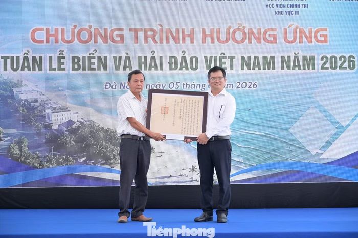 Dịp này, Nhà Trưng bày Hoàng Sa cũng tiếp nhận nhiều tư liệu quý do cụ Mai Văn Khôi, đại diện tộc Mai Văn (phường Ngũ Hành Sơn) hiến tặng, trong đó có 7 sắc bằng liên quan đến lực lượng thủy quân triều Nguyễn.