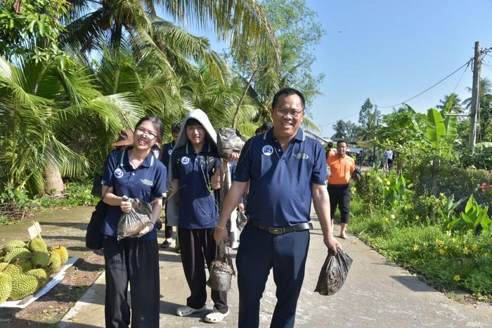  TS. Đoàn Văn Công - Giám đốc Trung tâm Nghiên cứu Thích ứng Biến đổi Khí hậu và Hỗ trợ Phát triển cộng đồng (LOTUS Mekong - Đại học Trà Vinh) cho biết, hoạt động trồng bần góp phần nâng cao nhận thức cộng đồng về bảo vệ môi trường, phục hồi hệ sinh thái ven sông, tạo nền tảng sinh kế bền vững cho người dân địa phương. Cây bần có khả năng chống sạt lở, bảo vệ bờ sông và mang lại giá trị kinh tế từ trái và các sản phẩm chế biến. Dự án kỳ vọng sẽ mở ra những cơ hội phát triển kinh tế gắn với bảo tồn tài nguyên thiên nhiên. 