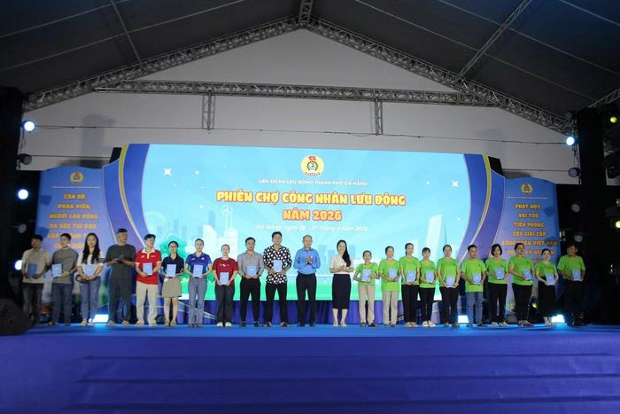  Tại lễ khai mạc, LĐLĐ thành phố cũng trao tặng 20 suất quà cho đoàn viên, người lao động khó khăn, 20 suất quà cho trẻ em con công nhân khó khăn, mỗi suất 1 triệu đồng. Ngoài bày bán các gian hàng, nhiều hoạt động ý nghĩa và đặc sắc khác như tập huấn hướng dẫn phòng chống đột quỵ, đêm nhạc, chương trình bốc thăm may mắn… sẽ được tổ chức vào các ngày 6/6 - 7/6, hứa hẹn thu hút nhiều đoàn viên và người lao động tham gia. Ảnh: Thanh Hương. 