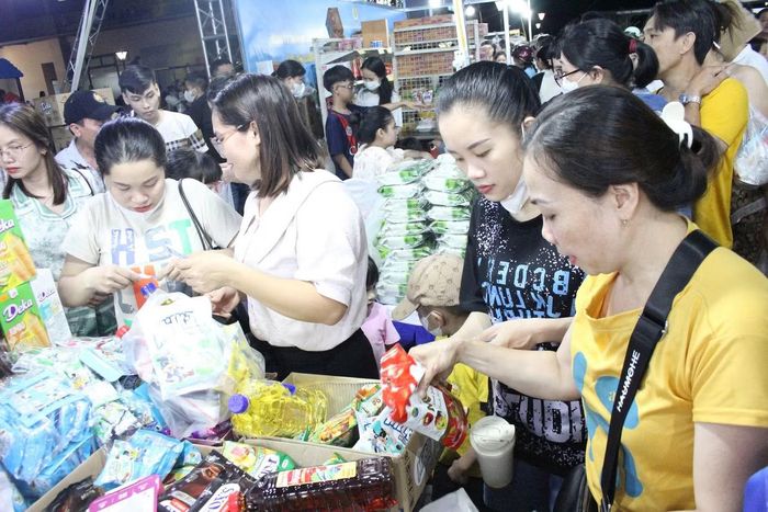  “Tôi cảm thấy không khí phiên chợ rất đông vui, nhộn nhịp. Tôi cứ tưởng đây chỉ là một hội chợ bình thường nhưng hóa ra lại được thành phố đầu tư hoành tráng, sạch đẹp”, chị Nguyễn Thị Thúy Vy (29 tuổi) cho biết. Ảnh: Thu Hà 