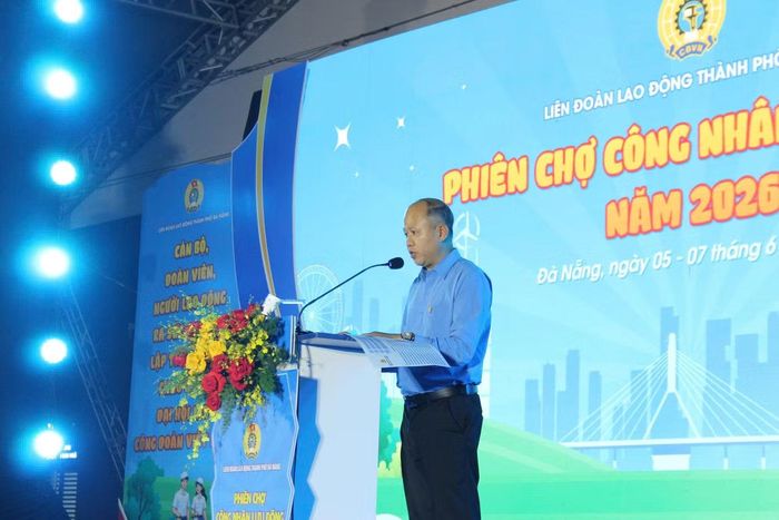  Phát biểu khai mạc, ông Lê Văn Đại, Phó Chủ tịch thường trực LĐLĐ thành phố Đà Nẵng, nhấn mạnh: “Mỗi gian hàng không chỉ là nơi mua bán mà còn là một điểm hẹn ấm áp, nơi tổ chức công đoàn gửi gắm tấm lòng và sự chia sẻ đến đoàn viên và người lao động”. Ảnh: Thanh Hương 