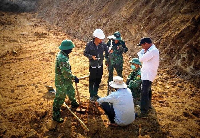 Cán bộ, chiến sĩ biên phòng phối hợp cùng các lực lượng thi công xây dựng trường học khu vực biên giới