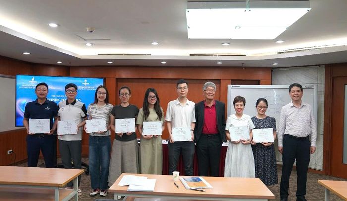 Chuyên gia Trương Như Tùng và ông Lê Văn Khoa - Trưởng ban Tổ chức nhân sự VPI trao chứng nhận cho học viên hoàn thành khóa đào tạo “Kinh tế nhà máy lọc dầu”. 