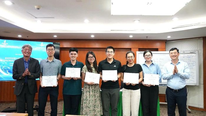 Chuyên gia Trương Như Tùng và TS. Nguyễn Văn Tư - Viện trưởng VPI trao chứng nhận cho học viên hoàn thành khóa đào tạo “Kinh doanh nguyên liệu đầu vào cho nhà máy lọc dầu và các vấn đề kinh tế, quản lý cung ứng”.