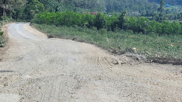 Nhiều đoạn xuống cấp và trở thành đường đất nhưng vẫn chưa được sửa chữa.