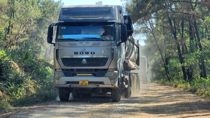 Hàng chục xe tải trọng lớn vận chuyển vật liệu từ các mỏ khoáng sản thường xuyên lưu thông làm hư hỏng tuyến đường.