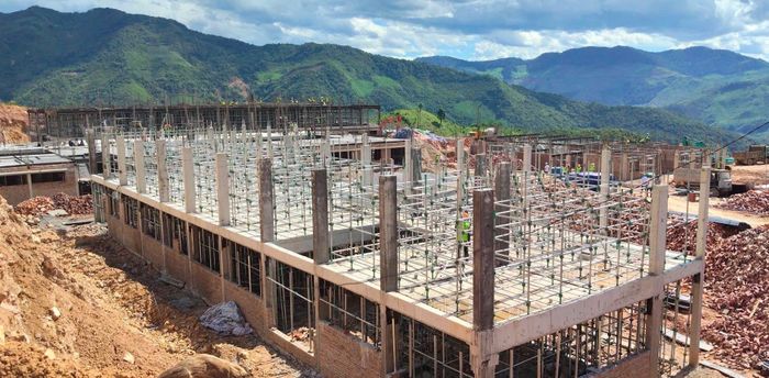 Công nhân tranh thủ thời tiết thuận lợi để đẩy nhanh tiến độ thi công các hạng mục.