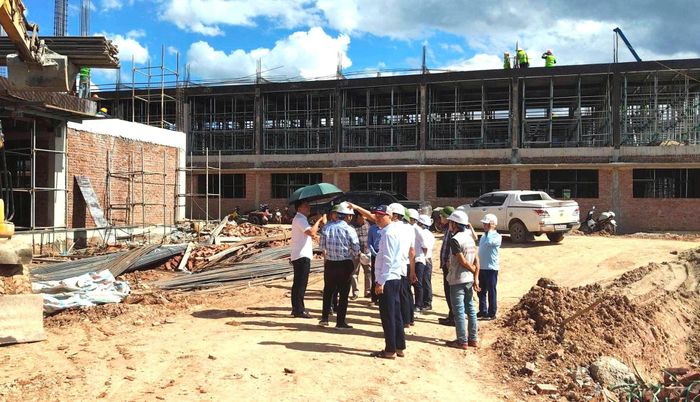 Dù thời tiết khắc nghiệt và nhiều khó khăn về vật liệu xây dựng, các đơn vị thi công vẫn duy trì nhịp độ làm việc “3 ca, 4 kíp” trên các công trường.