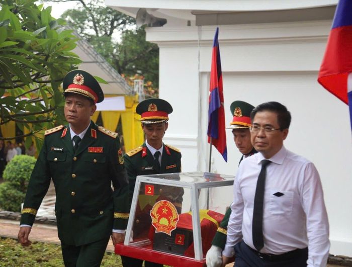Truy điệu và an táng 16 hài cốt liệt sỹ quân tình nguyện và chuyên gia Việt Nam hy sinh tại Lào và Campuchia