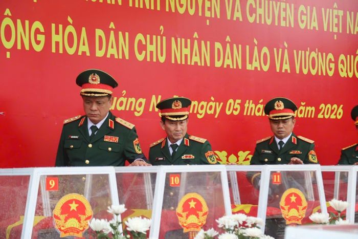 Thượng tướng Nguyễn Trường Thắng, Thứ trưởng Bộ Quốc phòng thành kính tri ân bên hài cốt các anh hùng liệt sĩ.