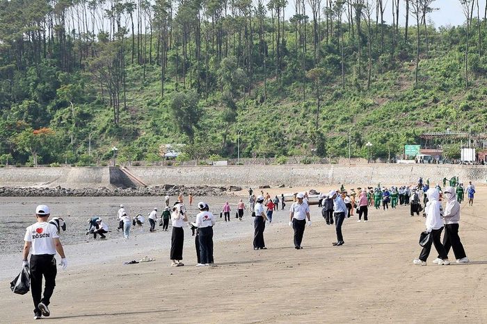 Ra quân thu gom rác thải, làm sạch bãi biển khu 2 Đồ Sơn.