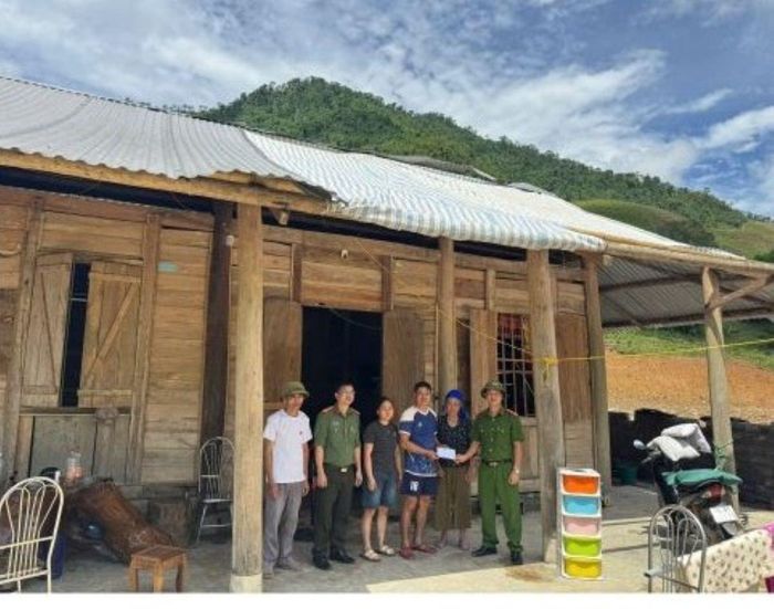Công an xã hỗ trợ người dân bị thiệt hại
