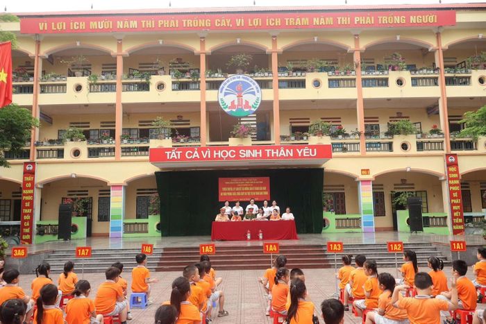 Đại diện Ban Giám hiệu, giáo viên và học sinh trường Tiểu học Lê Văn Tám thực hiện ký cam kết chấp hành nghiêm túc các quy định về trật tự an toàn giao thông.