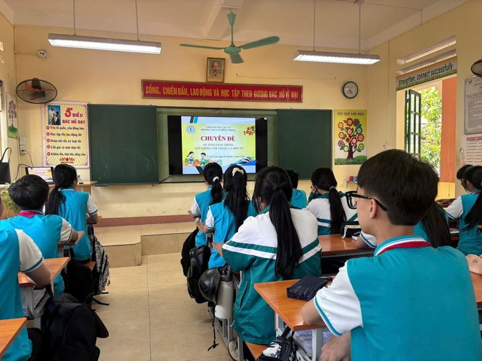 Chương trình ngoại khóa tuyên truyền pháp luật về trật tự an toàn giao thông cho các em học sinh.