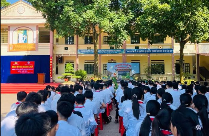 Cán bộ Công an xã Gia Phú phổ biến các biện pháp nhận biết nguy cơ cháy nổ và kỹ năng phòng chống tai nạn đuối nước dịp hè cho học sinh trường THCS Xuân Giao.