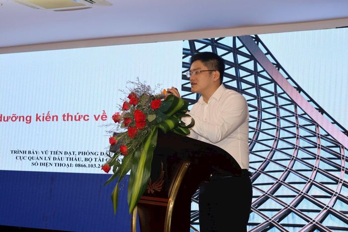 Ông Vũ Tiến Đạt, Chuyên viên Cục Quản lý đấu thầu, Bộ Tài chính chia sẻ tại buổi tập huấn.