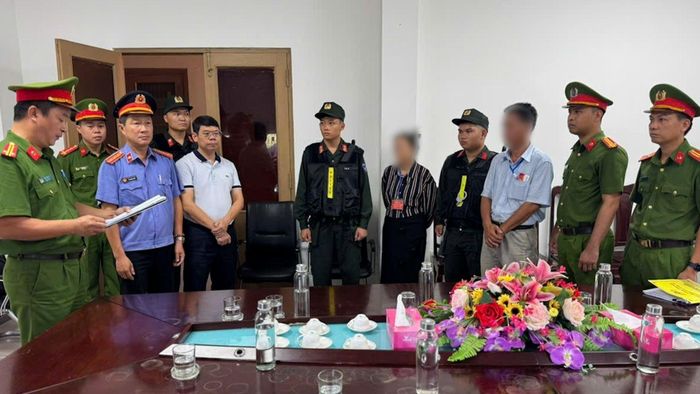 Lực lượng chức năng khám xét nơi làm việc các bị can trong vụ án.