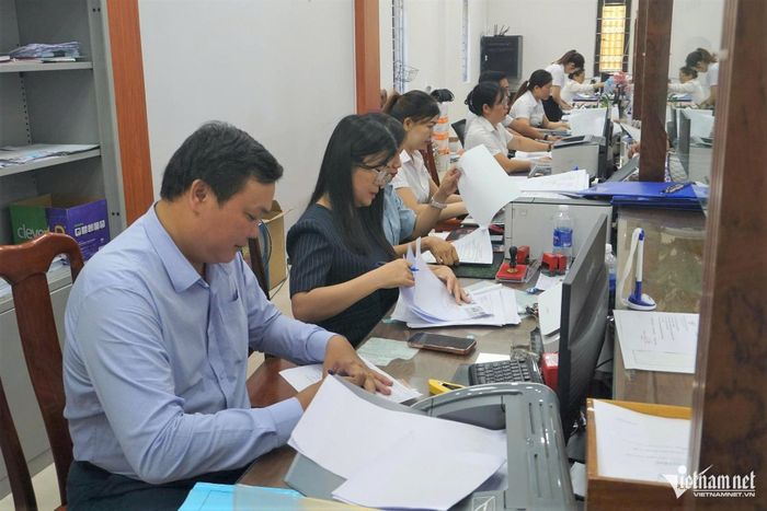 Cán bộ cấp xã tiếp nhận, xử lý nhiều nhóm việc hơn sau khi chính quyền 2 cấp đi vào vận hành. Ảnh: Hà Nam