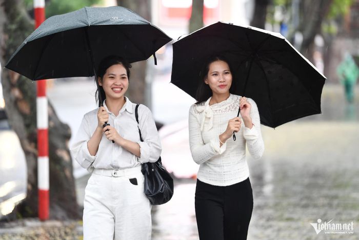 Hà Nội còn mưa vào buổi sáng, sau chuyển nắng nóng cục bộ. Ảnh: Hoàng Minh
