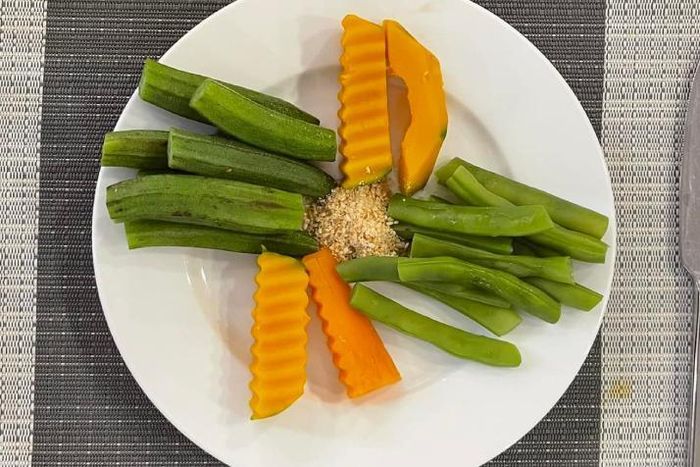 Việc chỉ ăn đồ luộc kéo dài khiến cơ thể thiếu chất. Ảnh: Hoa Linh.