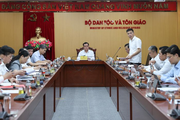 Chánh Văn phòng Bộ Dân tộc và Tôn giáo Nguyễn Cao Thịnh báo cáo công tác chỉ đạo điều hành tháng 5, nhiệm vụ trọng tâm công tác tháng 6 năm 2026 của lãnh đạo Bộ (Ảnh. Lê Anh Dũng)