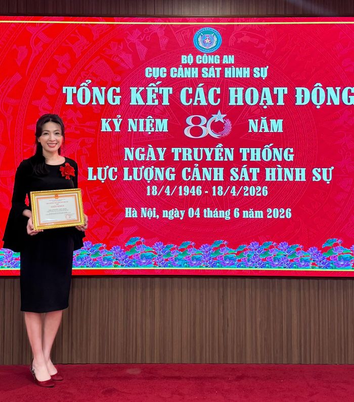 Ca sĩ Thùy Dung nhận giấy khen từ Cục Cảnh sát Hình sự.