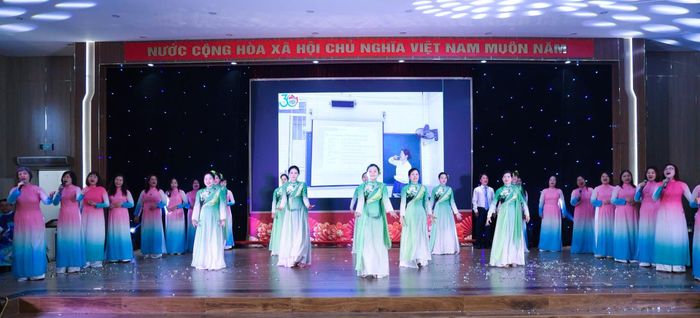 Những tiết mục văn nghệ cảm xúc, sâu lắng đi cùng với trang phục, phong cách biểu diễn được đầu tư tập luyện công phu, bài bản.
