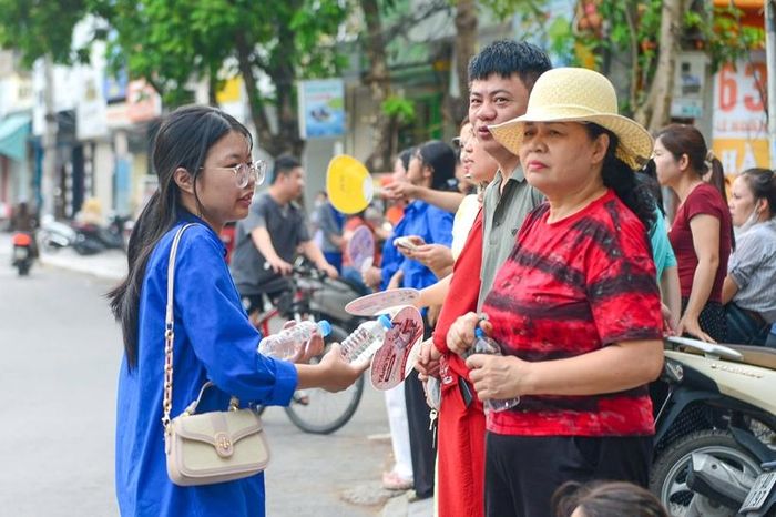  Thanh niên tình nguyện có mặt tại các điểm thi để hỗ trợ thí sinh và người nhà thí sinh. 