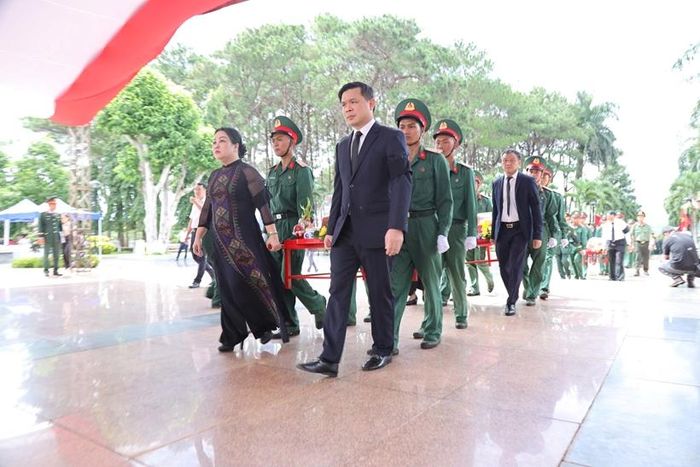Lãnh đạo tỉnh Đắk Lắk cùng các cán bộ, chiến sĩ đưa các hài cốt liệt sĩ đến nơi làm lễ truy điệu.