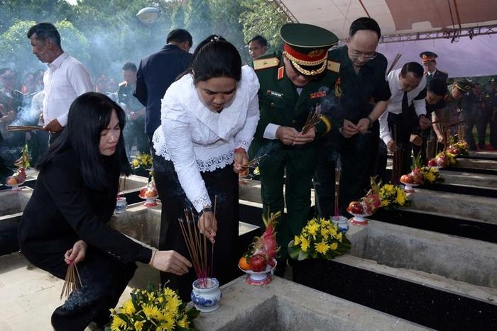 Cán bộ, nhân dân tỉnh Đắk Lắk dâng hương tại phần mộ của các liệt sĩ.