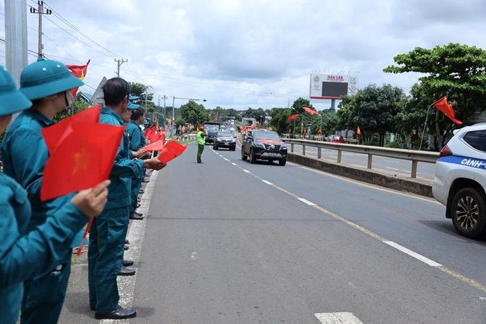 Nhân dân tỉnh Đắk Lắk xúc động đón các hài cốt liệt sĩ.