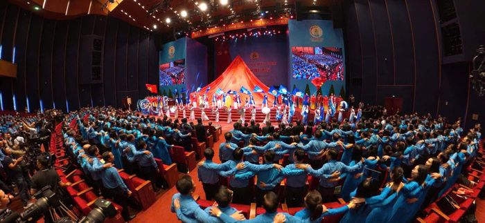 780 đại biểu cùng hát vang Bài ca Công đoàn trong phiên khai mạc. Ảnh: Tạp chí Lao động Đoàn thể