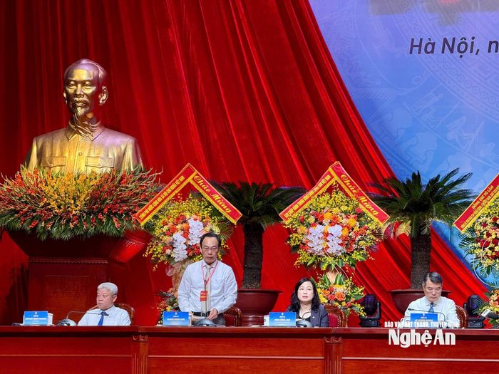 Bộ trưởng Bộ Giáo dục và Đào tạo Hoàng Minh Sơn trả lời đại biểu về vấn đề đào tạo nghề cho công nhân. Ảnh: An Nhân