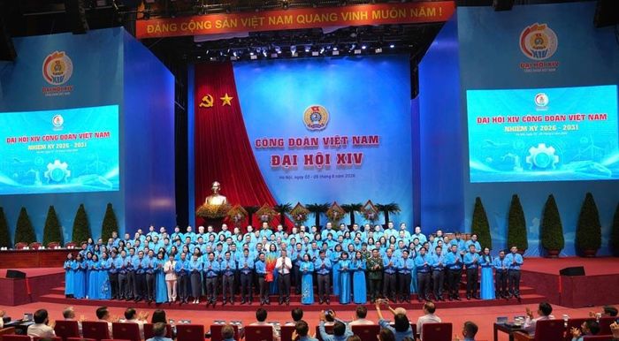 Ủy viên Bộ Chính trị, Thủ tướng Chính phủ Lê Minh Hưng thay mặt lãnh đạo Đảng, Nhà nước tặng hoa chúc mừng Ban chấp hành Tổng LĐLĐVN khóa XIV, nhiệm kỳ 2026 - 2031. Ảnh: Hữu Chánh