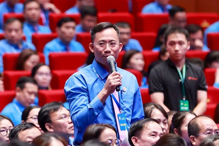 Đại biểu đoàn Nghệ An Cao Minh Hòa - Chủ tịch Công đoàn Công ty CP Sữa TH nêu đề xuất với Thủ tướng về vấn đề Xây dựng môi trường sống và làm việc an toàn cho công nhân lao động.