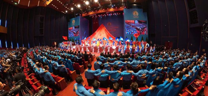 780 đại biểu cùng hát vang Bài ca Công đoàn trong phiên khai mạc. Ảnh: Tạp chí Lao động Đoàn thể