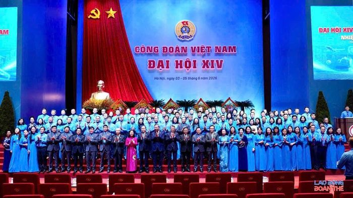 Lãnh đạo Đảng, Nhà nước chụp ảnh lưu niệm cùng các đoàn đại biểu, trong đó có đoàn đại biểu Nghệ An. Ảnh: Tạp chí Lao động đoàn thể